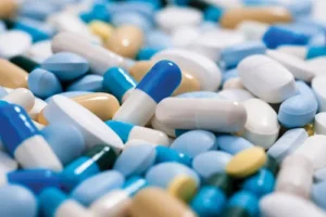the-bacterial-brotherhood-new-research-reveals-how-microbes-collaborate-to-evade-antibiotics