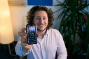 beyond-the-screen-why-the-makerphone-2-0-is-the-diy-gadget-of-2026