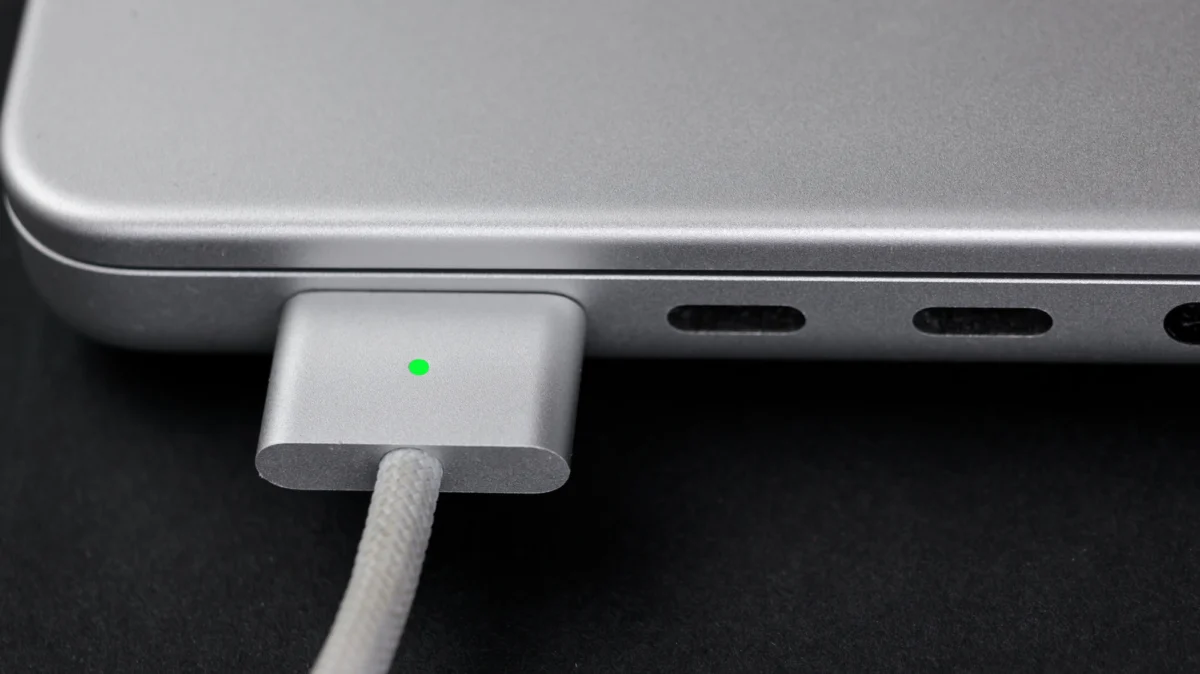 power-struggle-navigating-the-choice-between-magsafe-and-usb-c-for-your-macbook
